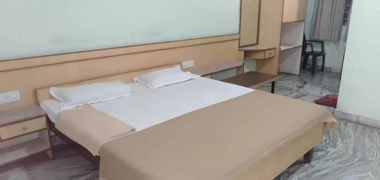 Iroomz Hoysala Residency Bellary Kültér fotó