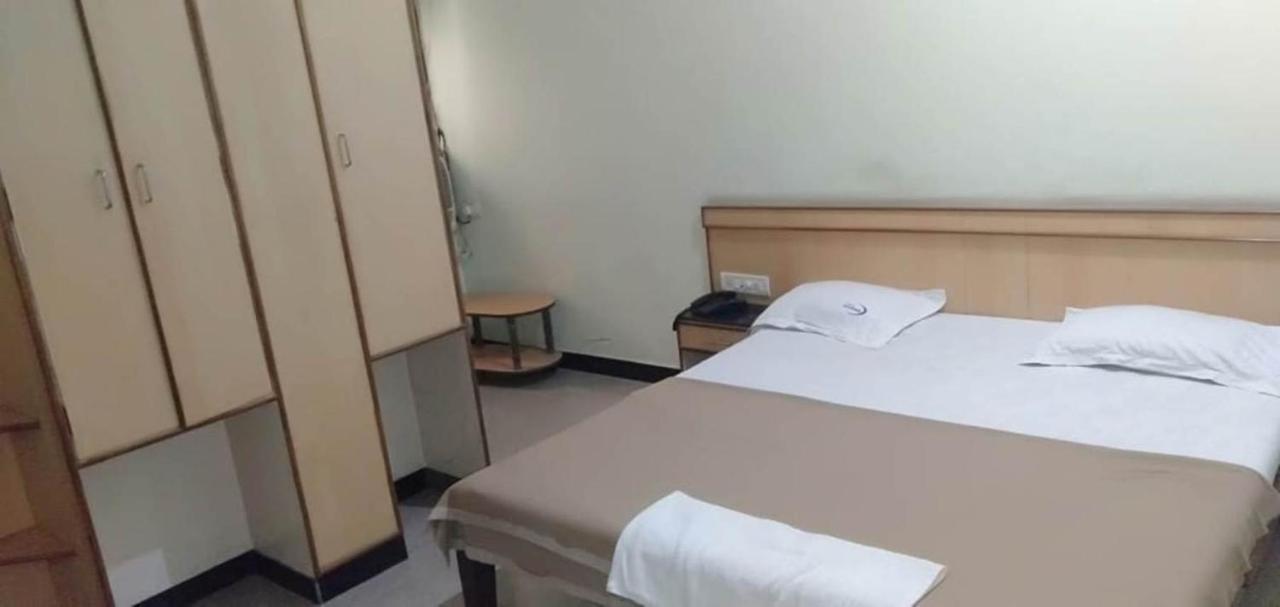 Iroomz Hoysala Residency Bellary Kültér fotó
