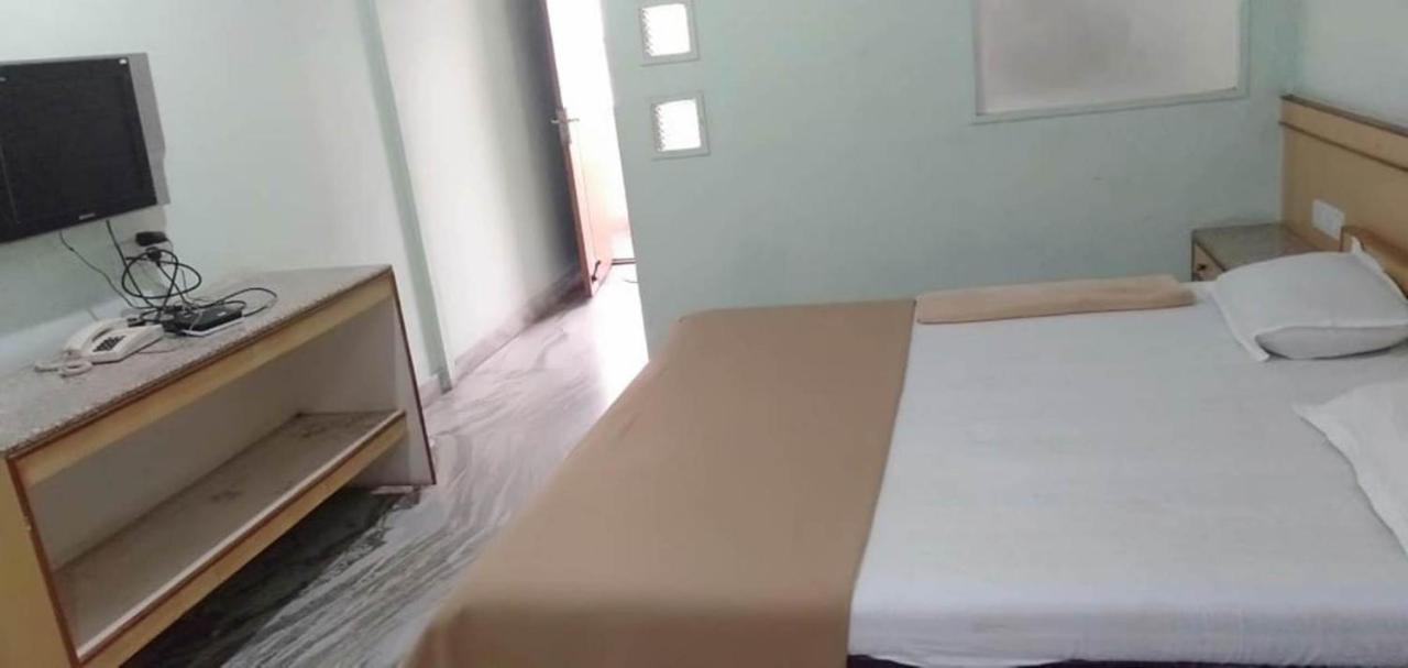 Iroomz Hoysala Residency Bellary Kültér fotó