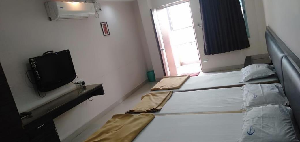 Iroomz Hoysala Residency Bellary Kültér fotó
