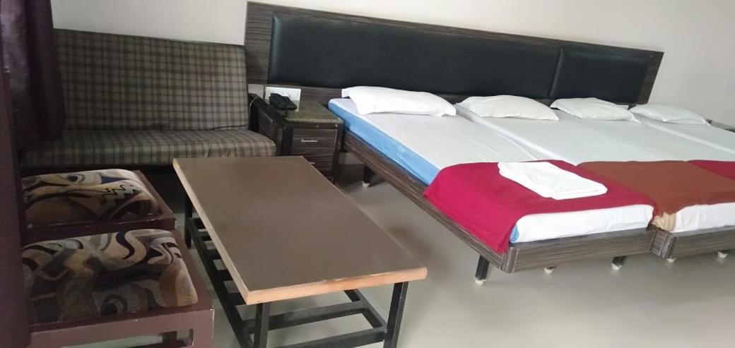 Iroomz Hoysala Residency Bellary Kültér fotó