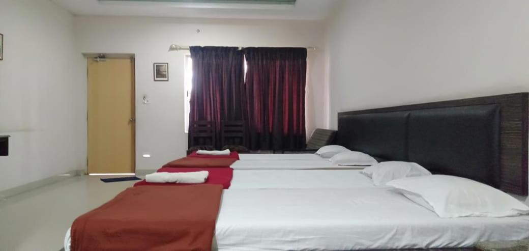 Iroomz Hoysala Residency Bellary Kültér fotó