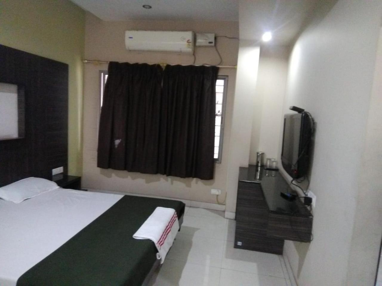 Iroomz Hoysala Residency Bellary Kültér fotó
